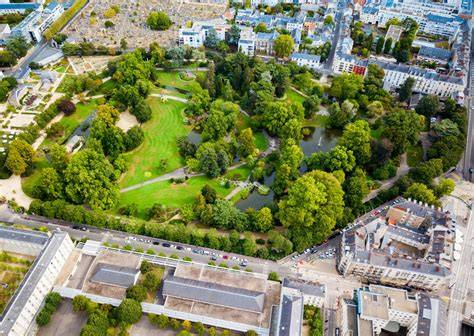Vue aérienne du Jardin des Plantes avec ses serres