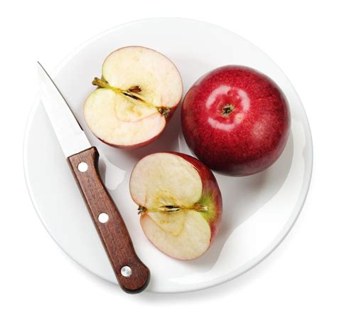 Pomme Pink Lady entière et coupée en deux