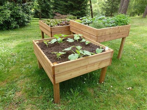 Construction du fond d'un potager sur pied avec des planches espacées et une bâche de protection