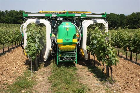 Pulvérisateur à panneaux récupérateurs en action dans un vignoble