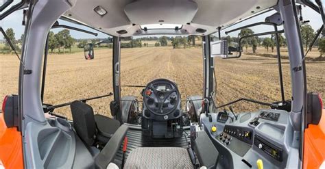 Intérieur d'une cabine de tracteur Kubota