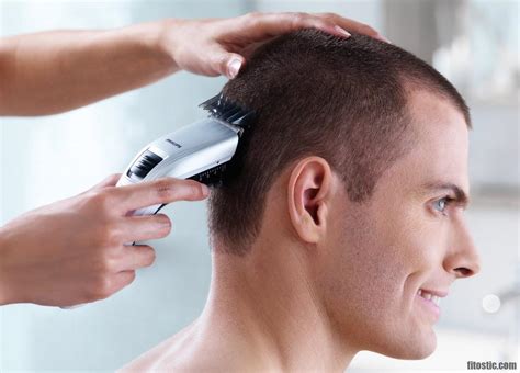 Homme se faisant couper les cheveux à la tondeuse