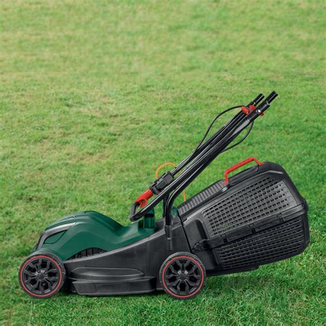 Tondeuse à gazon électrique en action dans un jardin verdoyant