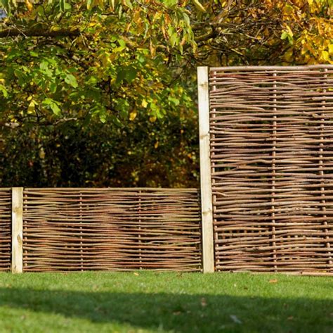 Illustration d'une clôture en plessis de noisetier tressé dans un jardin