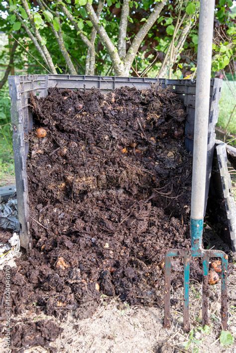Photo d'un bac à compost rempli de déchets organiques