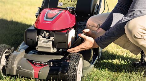Tondeuse Honda HRX 537 en action sur une pelouse