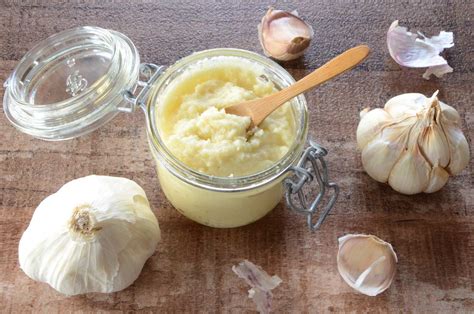 Bocal de purée d'ail conservée dans l'huile