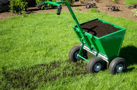 Épandeur de terreau en action sur une pelouse