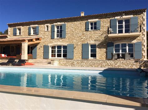 Piscine extérieure chauffée d'une maison en pierre en Aquitaine