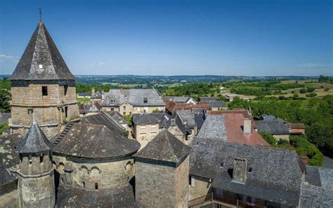 Vue panoramique sur un paysage vallonné en Dordogne avec un château