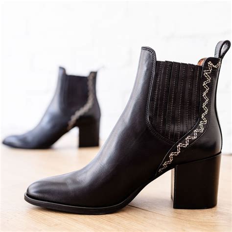 Différents modèles de bottines de jardinage
