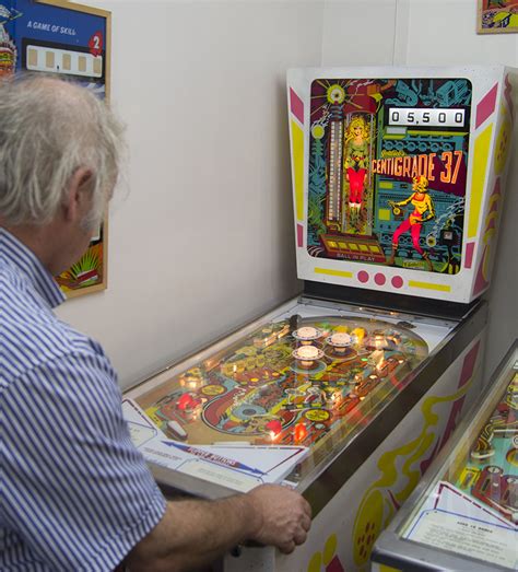 Joueur de flipper dans une ambiance rétro