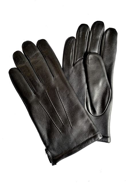 Une personne portant des gants en cuir élégants lors de la taille de rosiers dans un jardin ensoleillé
