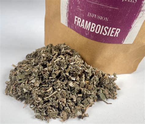 Photo de feuilles de framboisier séchées prêtes pour l'infusion