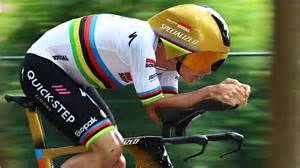 Cycliste roulant sur un vélo de contre-la-montre