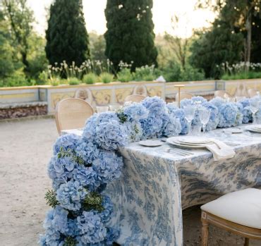 table dressée avec des hortensias bleus et une nappe élégante