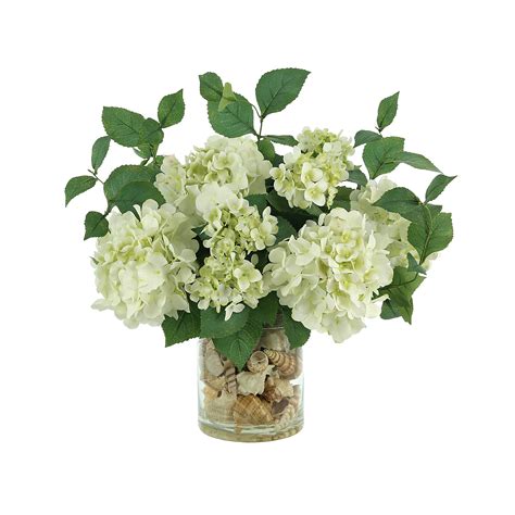 détail floral d'hortensias dans un vase en verre