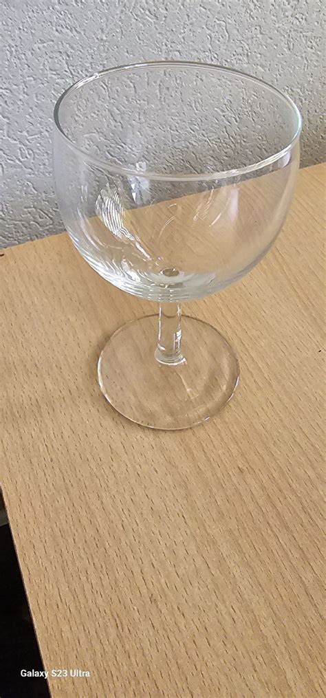 verres sur pied élégants et composition de table