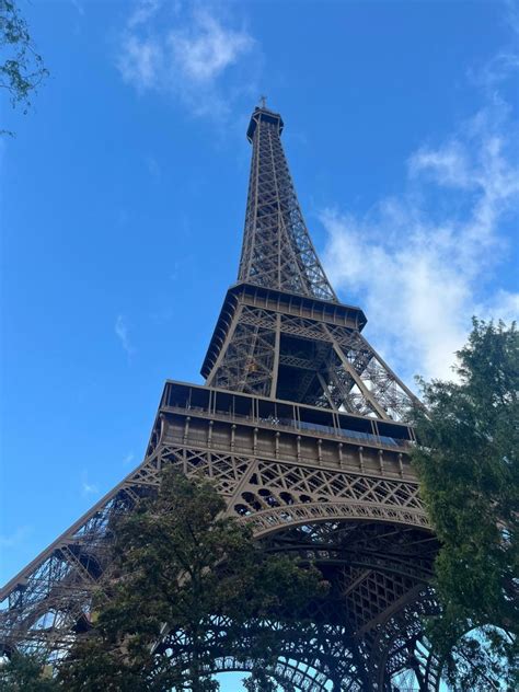 Des athlètes grimpant les marches de la Tour Eiffel lors d'une compétition