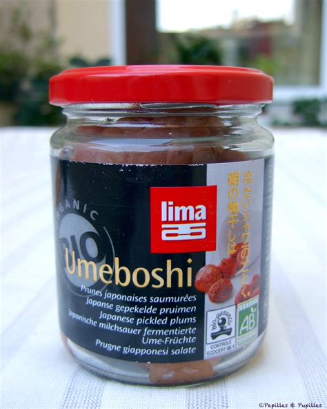 Assortiment de produits à base d'ume, incluant des umeboshi et de l'umeshu