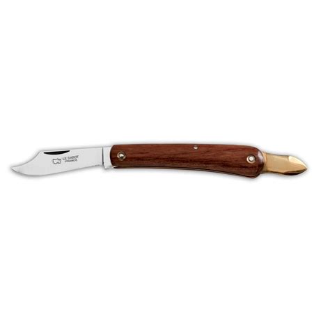 Gros plan sur une lame de couteau greffoir montrant le tranchant et la spatule