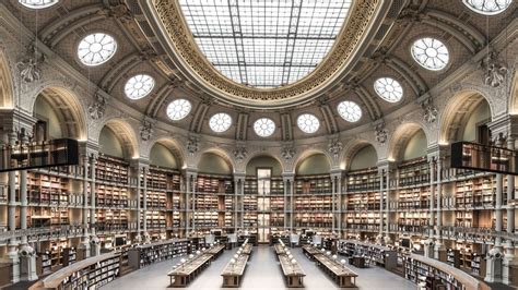 Photo d'une bibliothèque ancienne symbolisant la pérennité du langage