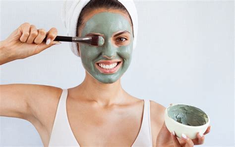 application d'un masque à l'argile sur le visage