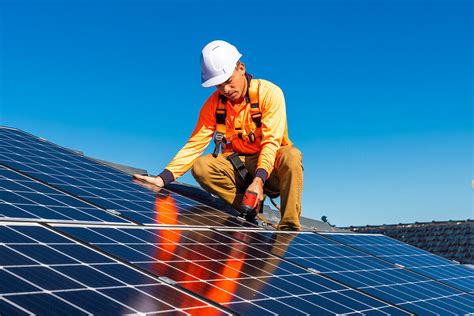 Photo d'une installation de panneaux photovoltaïques sur un site industriel