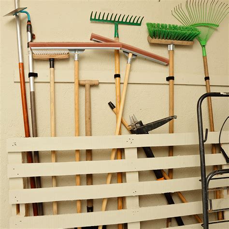 Rangement mural d'outils de jardin