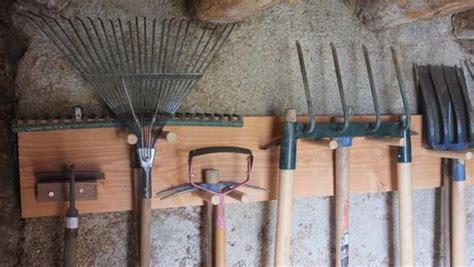 Exemples de rangements d'outils de jardin faits maison
