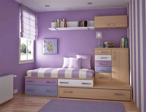Chambre violette et blanche avec mobilier clair