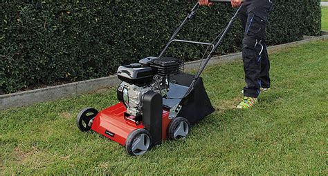 scarificateur thermique Einhell en action sur une pelouse