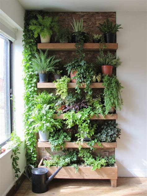 Jardin vertical avec étagères à plantes sur un balcon