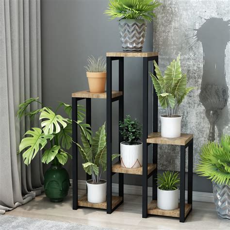 Étagère à plantes en bois de style rustique dans un jardin