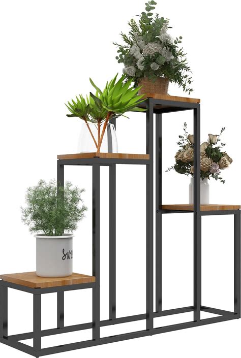 Étagère à plantes en métal de style industriel avec des pots de fleurs