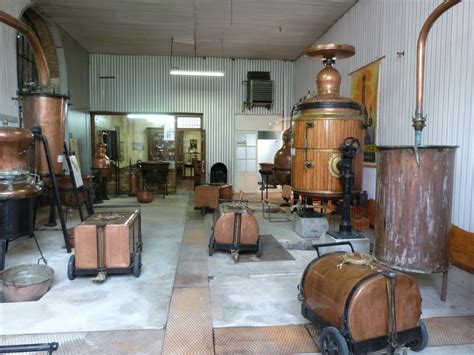 Distillerie artisanale dans la campagne corrézienne, alambics en cuivre et alambics de type charentais