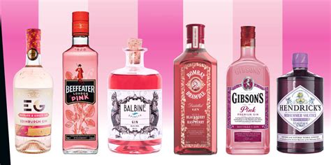 Gros plan sur une bouteille de Gin Balbine rose avec des pétales d'hibiscus séchés en arrière-plan