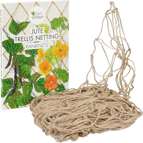 Filet de jute avec des plantes grimpantes en croissance