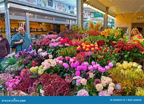 Étal de marché avec des fleurs et des plants de légumes