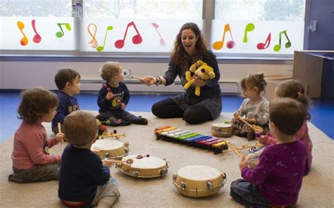 Enfants participant à un cours d'éveil musical