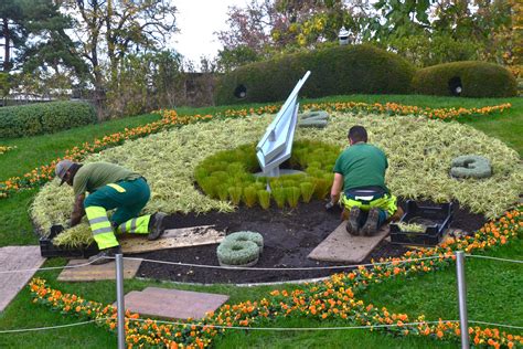 Étudiants en formation CAPa Jardinier Paysagiste taillant des rosiers