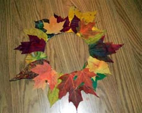 Couronne décorative réalisée avec des feuilles mortes d'automne