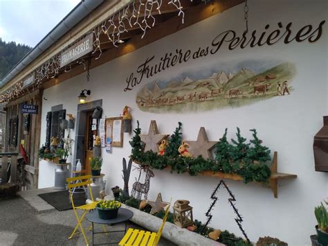 Vue panoramique des Gets avec la Fruitière des Perrières au premier plan