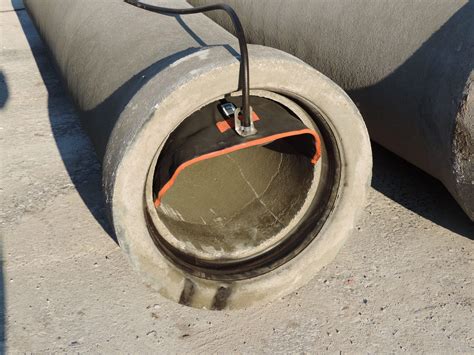 Photo de détails montrant un obturateur de regard posé sur une canalisation