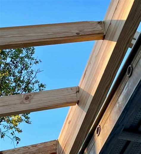 Détail de voilages légers sur une structure en bois brut