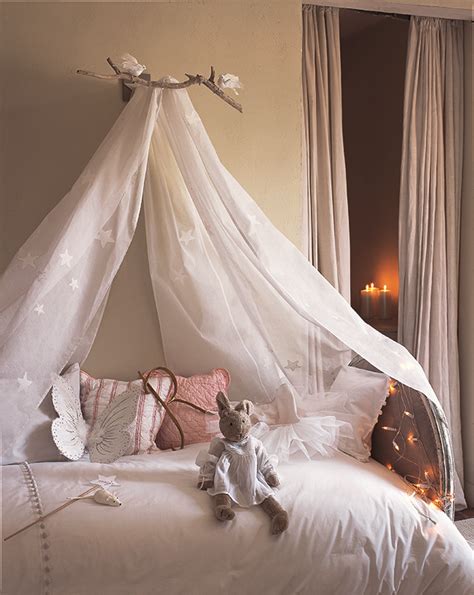 Chambre d'enfant avec un ciel de lit poétique