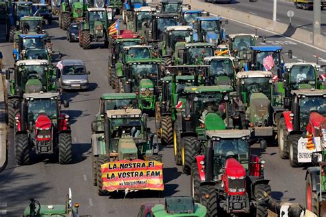 Tracteurs manifestant devant des institutions publiques