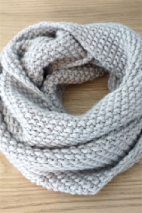 Exemple d'un snood tricoté en point de feuille de lierre