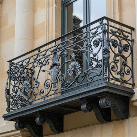 Photo d'ensemble d'un balcon fleuri avec plusieurs jardinières en fer forgé