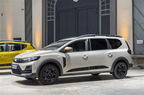Vue d'ensemble de la gamme Dacia actuelle incluant la Spring, le Jogger, le Duster et le Bigster
